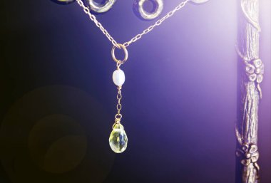 limon kuvars veya beyaz siyah arka plan üzerine inci ile sarı kuvars ile altın kolye.