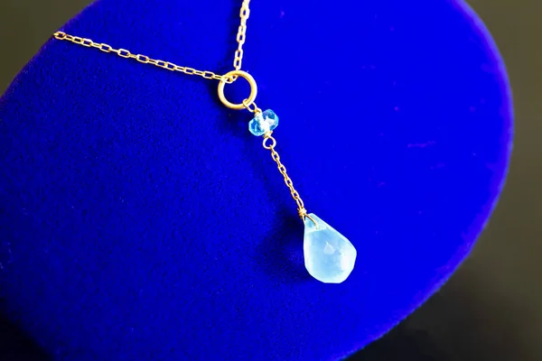Zlatý náhrdelník s apatitem s zelený chalcedon s modrý topaz modrý šperky případu. — Stock fotografie
