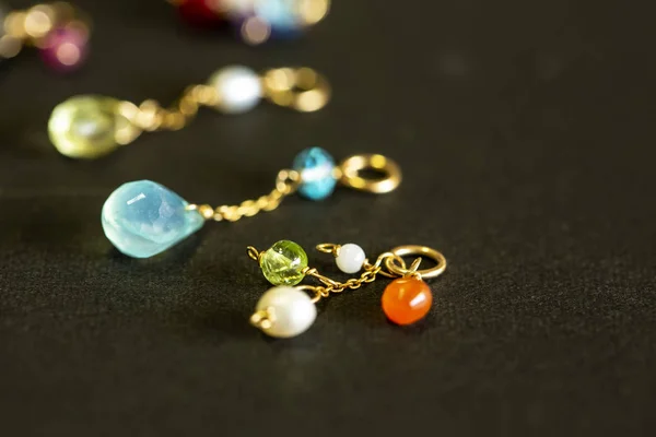 柠檬石英, 红宝石, 珍珠, labradorite, 磷灰石, 绿色髓, 蓝色黄玉项链魅力孤立的黑色背景. — 图库照片