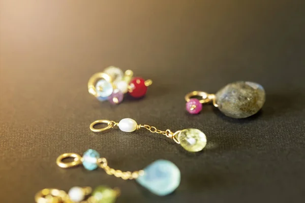 Lemon quartz, rubín, perla, Labradorit, apatit, zelený chalcedon, modrý topaz náhrdelník kouzlo izolované na černém pozadí. — Stock fotografie