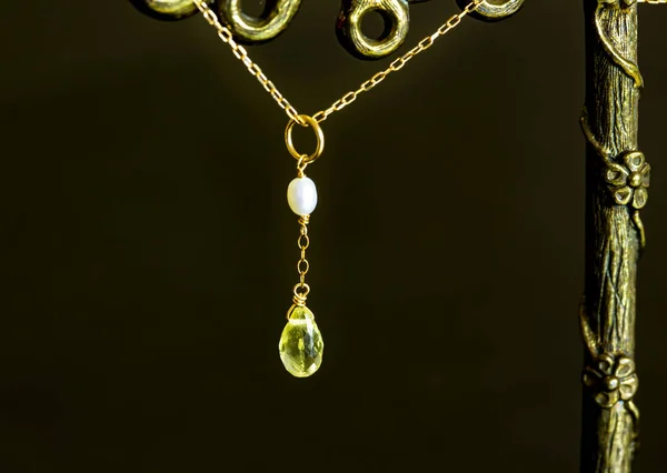 Золотое ожерелье с лимонным кварцем или желтый кварц с белой жемчужиной на черном фоне . — стоковое фото