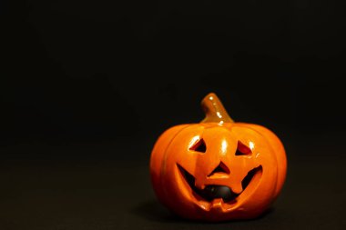 Siyah arkaplanda gülümse balkabağım.