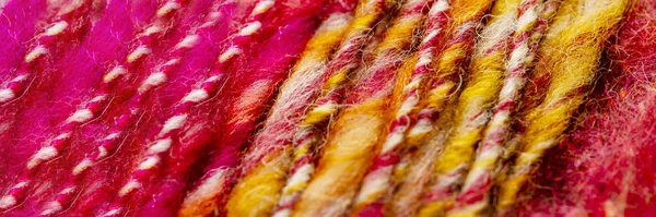 Gros plan de fil de tricot coloré fil de laine écheveau . — Photo