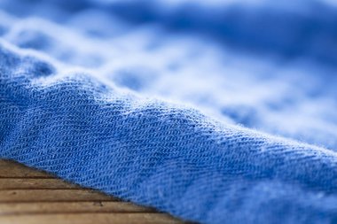 Pamuk veya ketenden yapılmış mavi desenli kumaşın arkaplan dokusu.