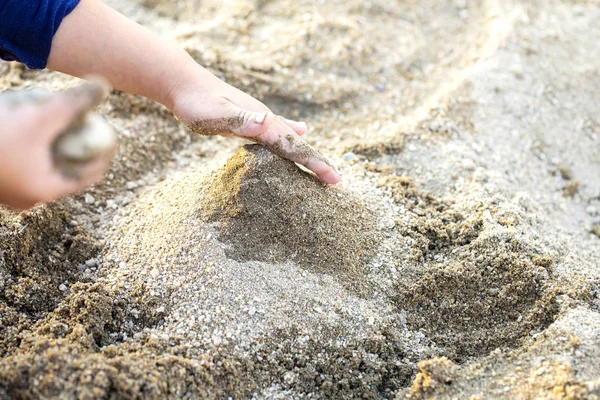 Dětské ruce a prostor na hraní s pískem a kopírovat prostor. — Stock fotografie