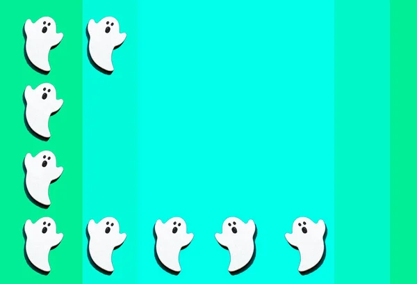 Zestaw białych duchów izolowanych na tle 3zielonych kolorów. Halloween ozdoba jest kolorowe dźwięki. — Zdjęcie stockowe