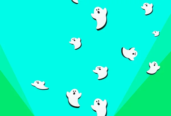 白い幽霊のセットは、 3緑の色の背景に隔離されて爆破されます。ハロウィンの飾りはカラフルですトーン. — ストック写真