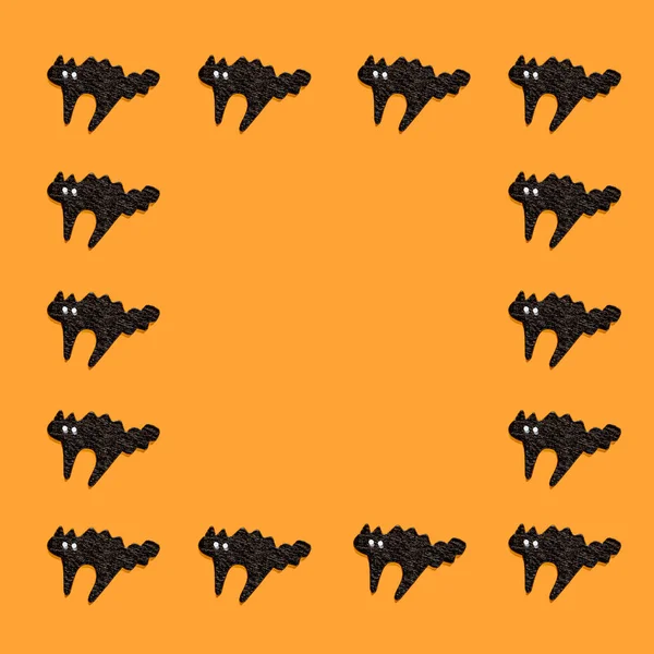 Set van zwarte katten geïsoleerd op oranje achtergrond. Halloween ornament is kleurrijke tonen. — Stockfoto