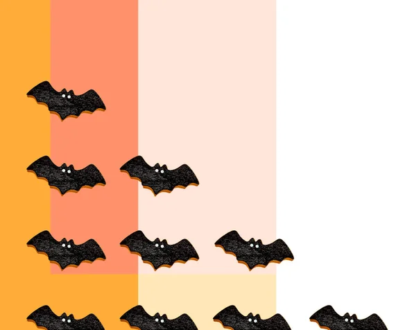 Set de murciélagos negros aislados en naranja, rosa claro con fondo de colores beige. Adorno de Halloween es colorido Tonos . — Foto de Stock