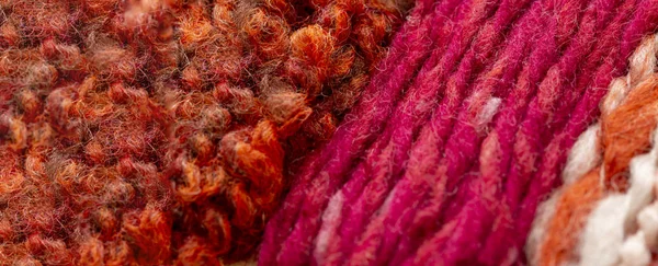 Närbild av färgglada garn av ull skein. — Stockfoto