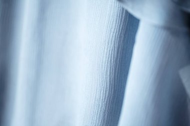 Bir perde ya da açık mavi ve güneş ışığı giysileri..