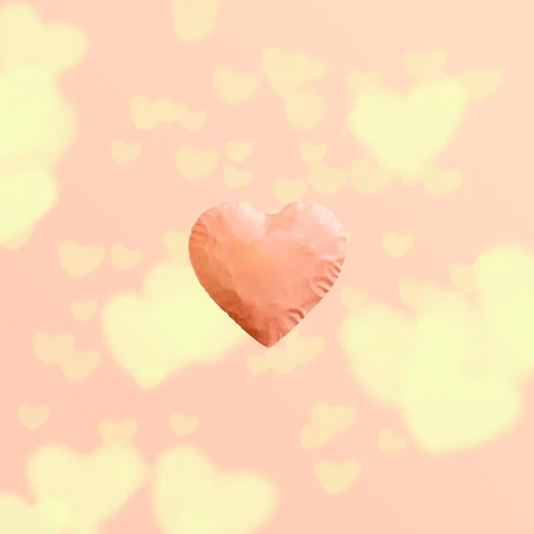 Gran corazón rosa y fondo rosa y espacio de copia. amarillo corazones grandes y pequeños brillantes . —  Fotos de Stock