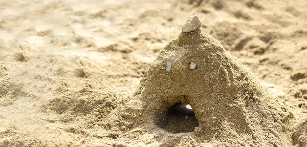 Oyun parkında çocuklar tarafından yapılmış kumdan yapılmış bir dağ.. — Stok fotoğraf
