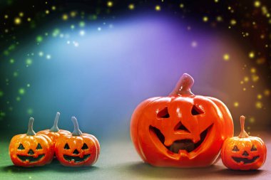 Küçük gülümseme portakallar ve büyük bir gülümseme bal kabağı parlak, siyah, renkli arkaplan kopyalama alanı ve ışıl ışıl.