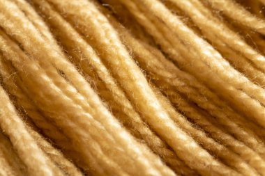 Bej yün iplik ya da pamuğu kapat.