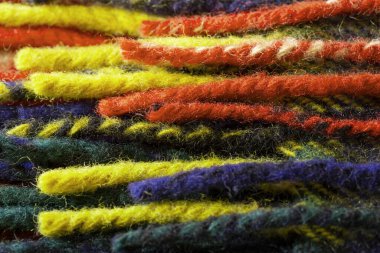 Renkli yün ipliği kapat. Kırmızı, sarı, yeşil, koyu mavi..