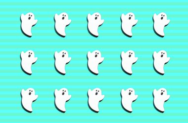 Yeşil renkli yatay çizgili arka planda izole edilmiş beyaz hayaletler. Cadılar Bayramı süsü rengarenk tonlardır..