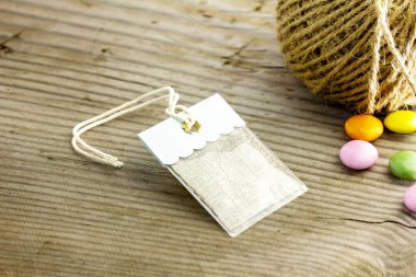 Güzel bir etiket ve mermer çikolata ve kenevir hattı ve kopyalama alanı ve ahşap arka plan.