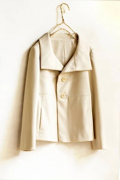 Chaqueta Beige Blanco Colgando Percha Ropa Sobre Fondo Blanco Close — Foto de Stock