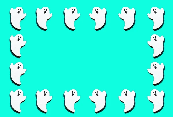 Conjunto Fantasmas Blancos Aislados Sobre Fondo Color Verde Espacio Copia —  Fotos de Stock