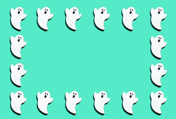 Conjunto Fantasmas Blancos Aislados Sobre Fondo Color Verde Espacio Copia — Foto de Stock