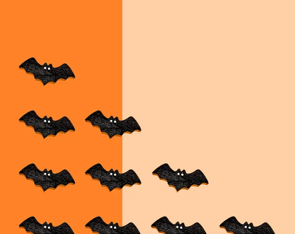 一组黑色蝙蝠隔离在橙色与米色背景 万圣节装饰品是五彩缤纷的 复印空间为您的文字 — 图库照片