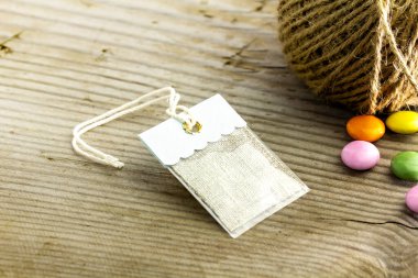 Güzel bir etiket ve mermer çikolata ve kenevir hattı ve kopyalama alanı ve ahşap arka plan.