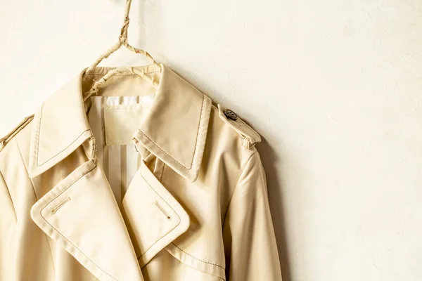 Una Gabardina Elegante Beige Que Cuelga Una Percha Una Pared — Foto de Stock