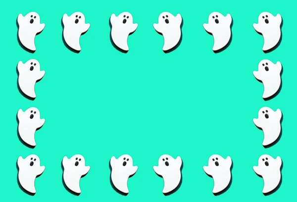 Conjunto Fantasmas Blancos Aislados Sobre Fondo Color Verde Espacio Copia —  Fotos de Stock