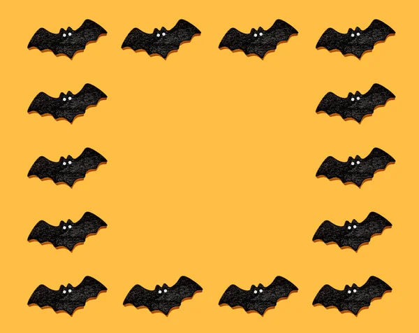 一组黑色蝙蝠在橙色背景上被隔离 万圣节装饰品是五彩缤纷的 复印空间为您的文字 — 图库照片