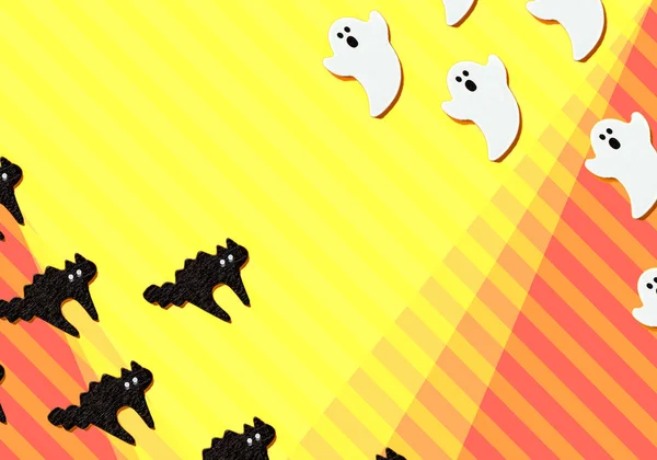 背景にオレンジとベージュのラインパターンで隔離された白い幽霊と黒い猫のセット ハロウィンの飾りはカラフルなトーンです フラットレイ — ストック写真