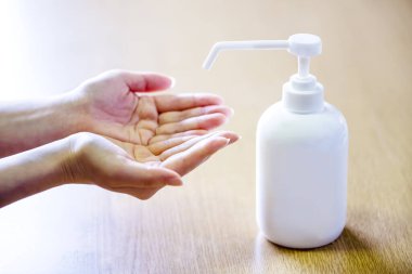 Kırmızı arkaplanda beyaz hava koruma maskesi. Tek kullanımlık yüz maskesi ağız ve burnu kapatır. Sağlık ve Tıp Konsepti.