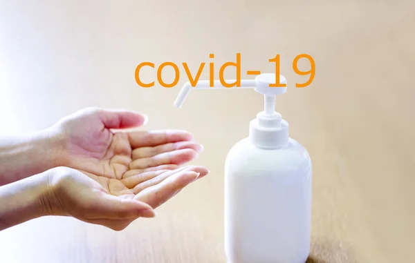 Kvinna Sprayar Händerna Med Antiseptiska Medel Från Plastsprayflaska Och Covid — Stockfoto