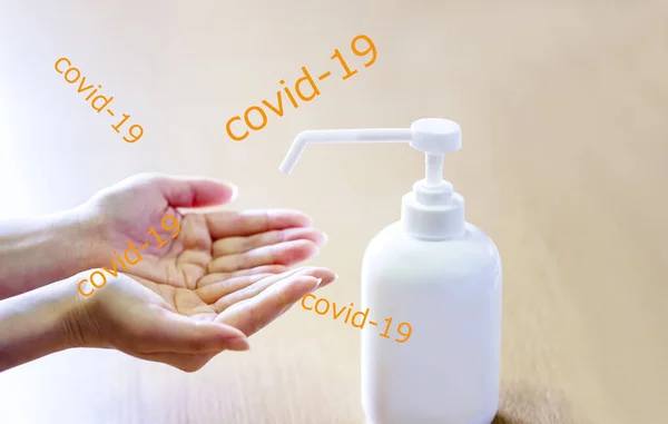 Uma Mulher Pulveriza Mãos Com Séptico Frasco Spray Plástico Covid — Fotografia de Stock