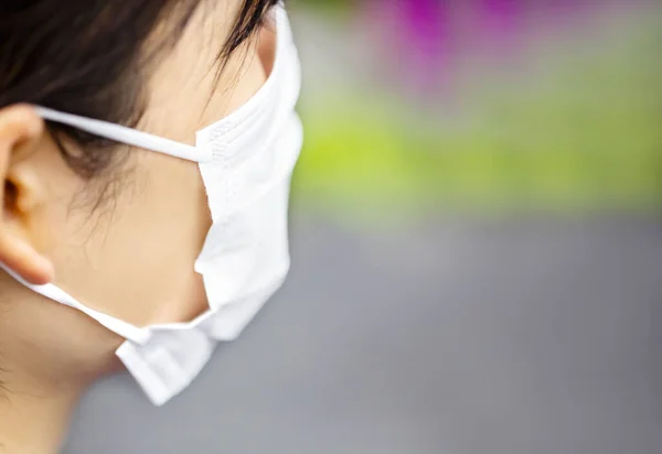 Młoda Kobieta Zakłada Maskę Medyczną Objawy Grypy Gorączki Pandemii Epidemii — Zdjęcie stockowe