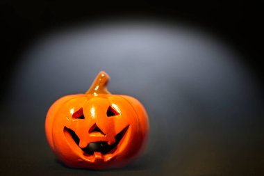 Siyah arkaplanı olan parlak bir balkabağı gibi gülümse ve boşluğu kopyala