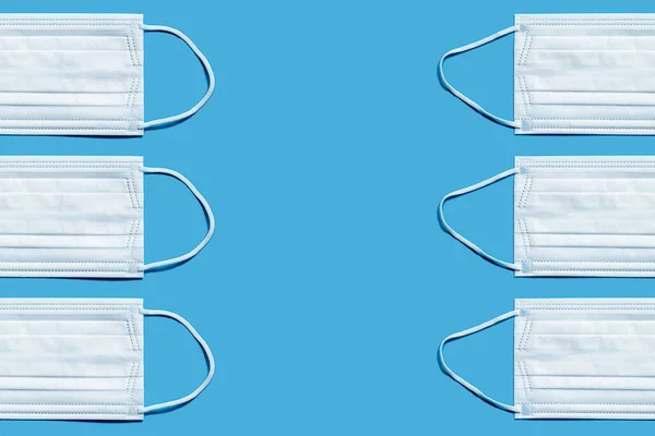 青い色の背景に隔離された色面上のシンプルな白い空気保護マスクのセット カラフルなトーン 医療や医療の概念 — ストック写真