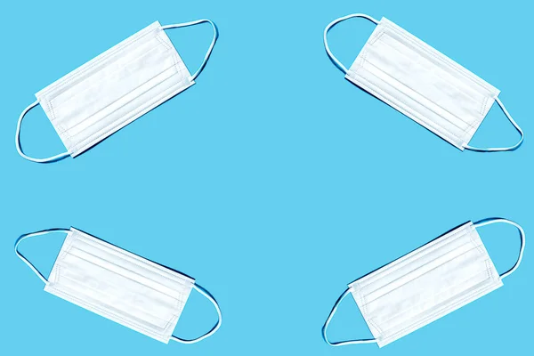 Set Topeng Perlindungan Udara Putih Sederhana Pada Permukaan Warna Terisolasi — Stok Foto