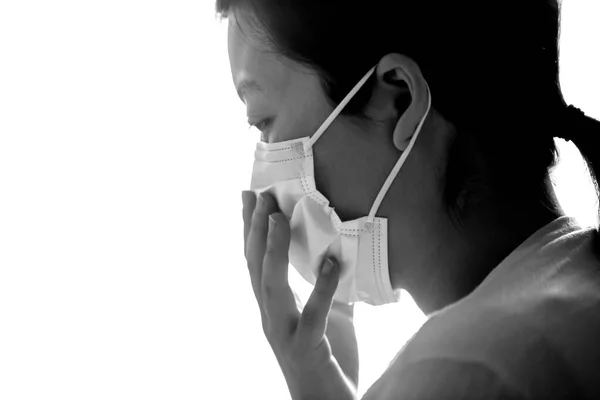 Jovem Mulher Coloca Uma Máscara Proteção Branco Simples Superfície Cor — Fotografia de Stock