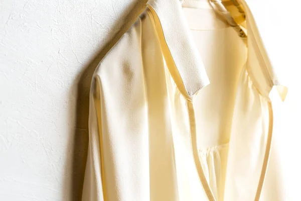 Блузка Рубашка Белом Висит Вешалке Одежды Белом Фоне — стоковое фото