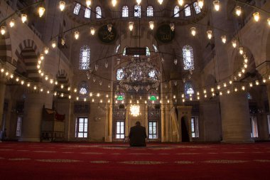 Camide namaz kılan adam.