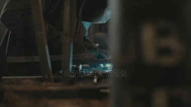 adam bir fabrikada çalışıyor