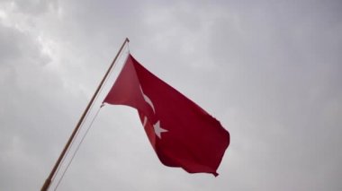 Türkçe bayrak rüzgarda sallanıyor