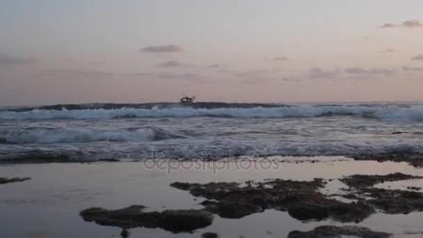 Barco bobs en las olas en el mar — Vídeo de stock