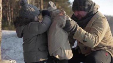 Baba, anne ve küçük oğlu kış yürüyüş bir sırt çantası açmak