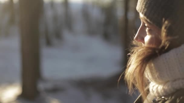 Красивая девушка в лесу. лицо, освещенное солнцем — стоковое видео