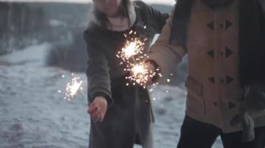 Aile ile çocuk ve kış ormandaki maytap