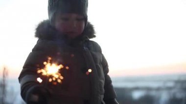 Küçük bir çocuk Bengal ateşle oynayan bir çocuk olduğunu.