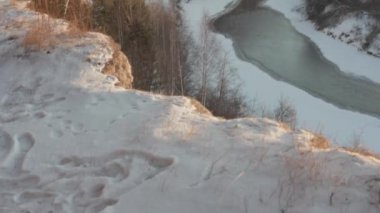 gün batımı sırasında ormandaki nehir