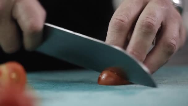 Chef cutting up a tomato with a knife — Stock Video